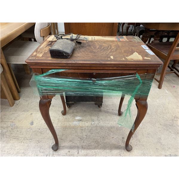 Singer Sewing Machine in Wood Cabinet 25.5x18x31 in