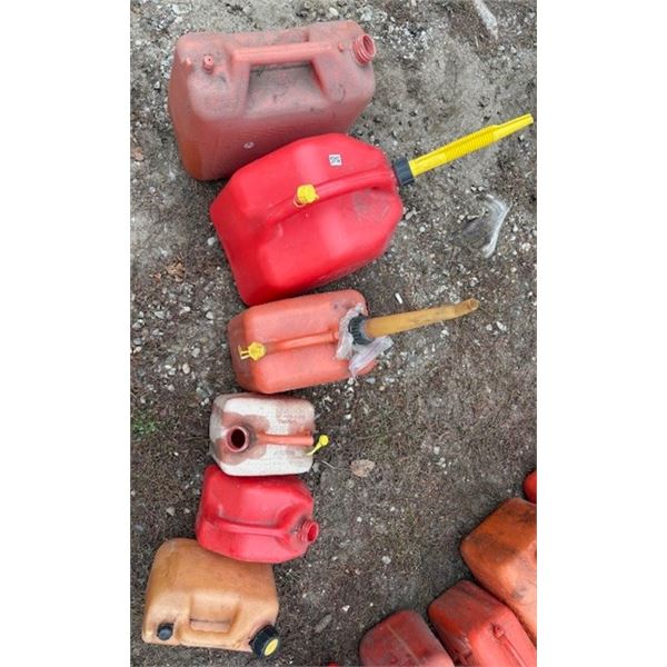 Jerrycans x6 (plastic)