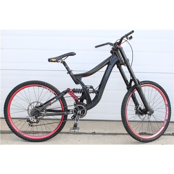 BLACK NORCO BOMBER MOUNTAIN BIKE