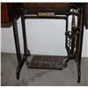 Image 7 : SINGER SEWING MACHINE IN CABINET