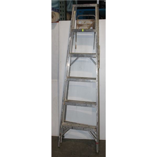 APPROX 5' ALUMINUM LADDER