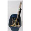 Image 1 : TOTE OF MISC TOOLS AND GARDENING SUPPLIES INCLUDING