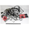 Image 1 : BOX OF WEIGHT LIFTING EQUIPMENT ACCESSORIES