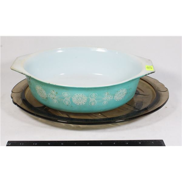 TWO VINTAGE COLLECTIBLE COOKING DISHES, PYREX ECT