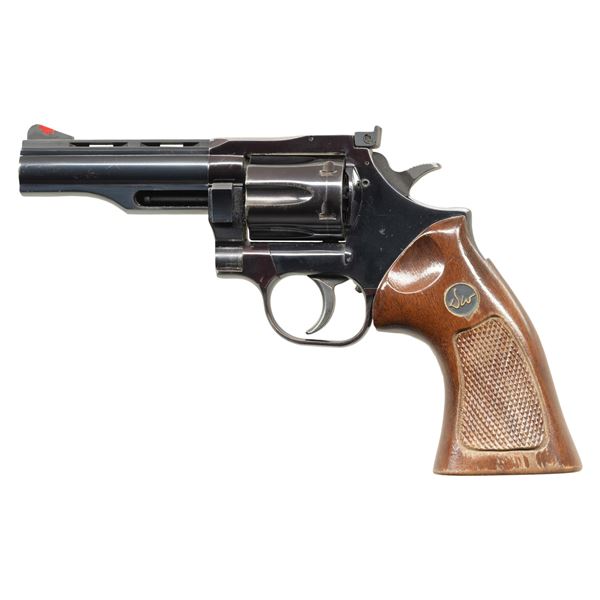 DAN WESSON MODEL 15 TARGET DA REVOLVER.