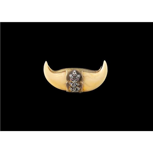 FINE VICTORIAN GOLD MOUNTED TIGER CLAW BROOCH.