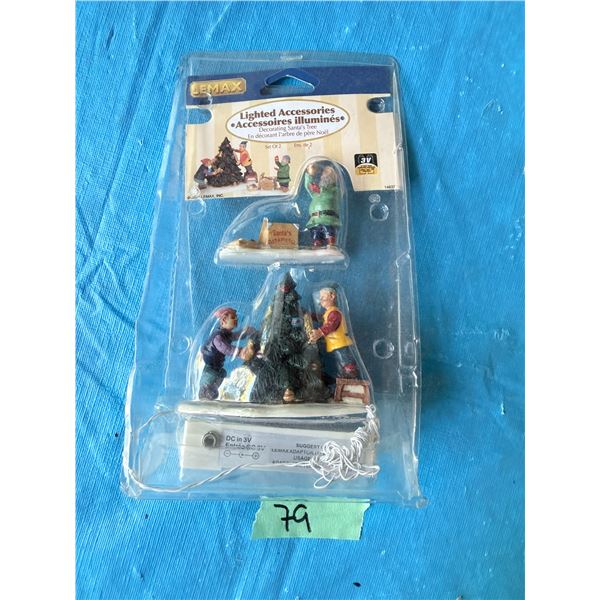 LEMAX DECORATING SANTA'S TREE 14637 LIGHTED, 3V HOLIDAY VILLAGE DISPLAY