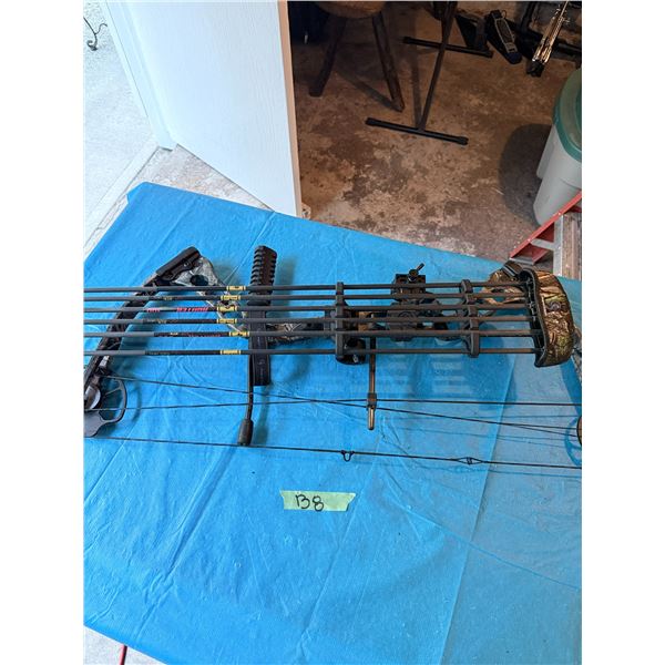 COMPOUND BOW LOT WITH ARROWS LEFT HANDED BRAND NEW