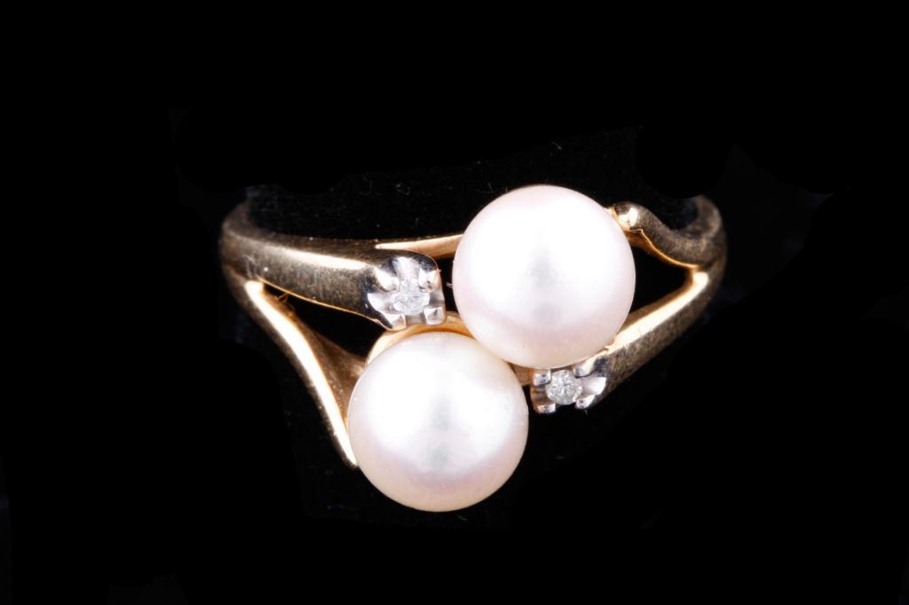 Ladies Two Pearl Ring with Two Diamonds set in 14K yellow gold, 3.66gr