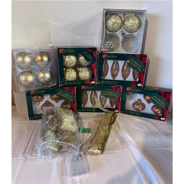 Large lot of tree ornaments in gold colour