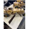 Image 5 : 3 VINTAGE METAL TONKA TRUCKS
