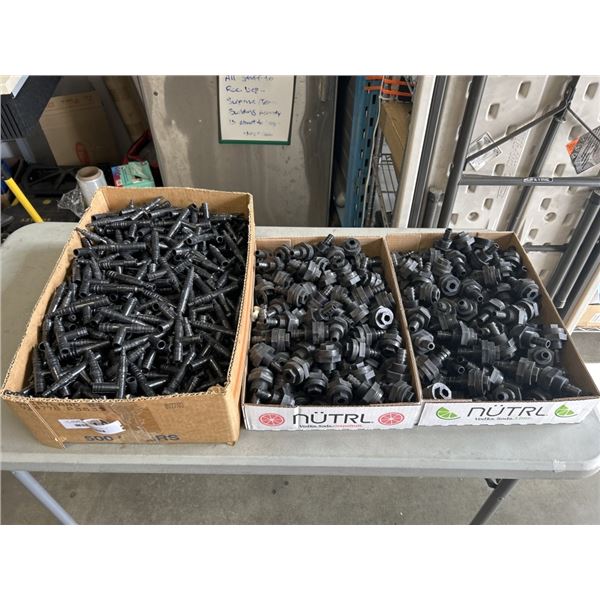 2 TRAYS OF PLASTIC BULKHEAD FITTINGS AND TRAY OF THREE-WAY BARBED TEE CONNECTOR