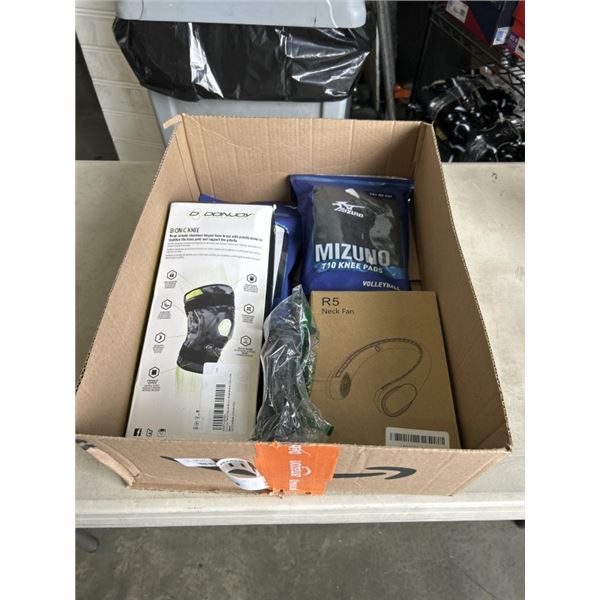 TRAY OF SPORTS ITEMS INCLUDING MIZUNO T10 KNEE PADS, DONJOY KNEE BRACE, R5 NECK FAN