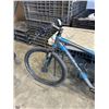 Image 3 : BLUE AND SILVER GIANT BIKE