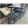 Image 4 : BLUE AND SILVER GIANT BIKE