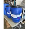 Image 4 : 3 SMALL PLASTIC BARRELLS WITH LIDS