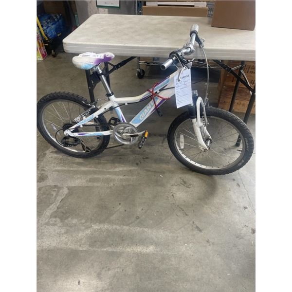 GIANT KIDS BIKE
