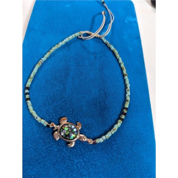 TURQUOISE MICRO STONES BEADS AND ABELONE INLAID TURTLE PENDANT SELF ADJUSTING BRACELET