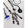 Image 3 : 3 VINTAGE CORD W/ PENDANTS NECKLACES