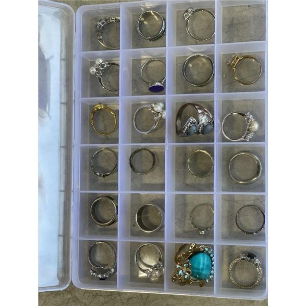 ORGANIZER WITH ESTATE RINGS AND PENDANT