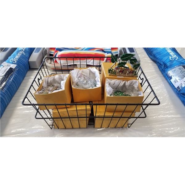 LOT OF DECORATIVE NAPKIN HOLDERS