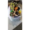 Image 1 : TOTE OF FISH TANK ACCESSORIES