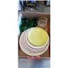 Image 4 : 2 BOXES OF ANTIQUE AND COLLECTIBLE CHINA