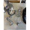 Image 3 : KITCHEN AID PROFESSIONAL 600 STAND MIXER WITH ATTACHMENTS, WORKING