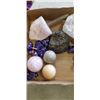 Image 2 : TRAY OF CRYSTAL ROCKS AND CLOISONNE FIGURES