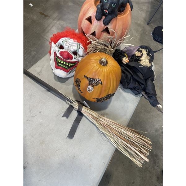 BOX OF HALLOWEEN DECOR