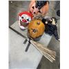 Image 1 : BOX OF HALLOWEEN DECOR