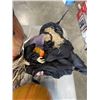 Image 4 : BOX OF HALLOWEEN DECOR