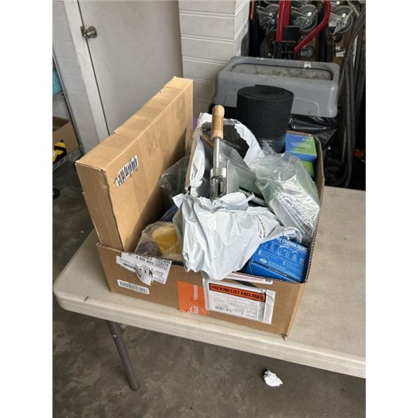 TRAY OF BETTER BOAT ITEMS INCLUDING 7500 LBS CARBON STEEL TRAILER HITCH 2" BALL MOUNT, DECK BRUSH, B