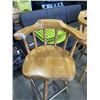 Image 3 : 2 WOODEN SWIVEL BARSTOOLS