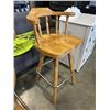 Image 4 : 2 WOODEN SWIVEL BARSTOOLS