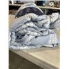 Image 3 : NEW BERKSHIRE COOLING BLANKET WITH DOWN ALTERNATIVE FILL. QUEEN SIZE