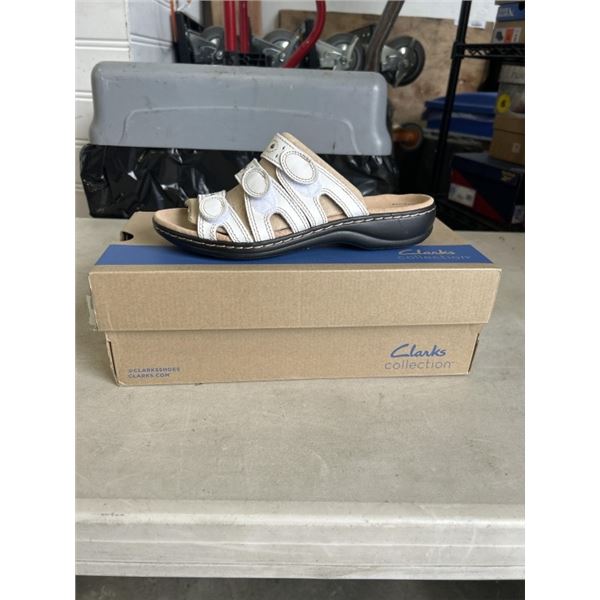 AS NEW CLARKS COLLECTION WOMANS LEISA CACTI Q WHITE LEATHER SANDLES. SIZE 7 US M