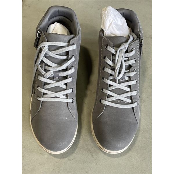 AS NEW CLARKS COLLECTION BREEZE GLIDE CHUKKA WOMANS BOOT. SIZE 10 US M