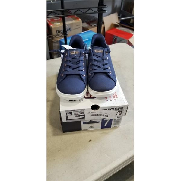 AS NEW SKECHERS SWIFT FIT WOMANS NAVY RUNNING SHOES. SIZE 7 US