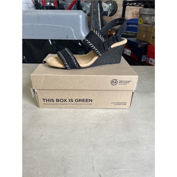 AS NEW CLARKS COLLECTION KYARRA ROSE BLACK WOMANS SANDLES. SIZE 7 US M