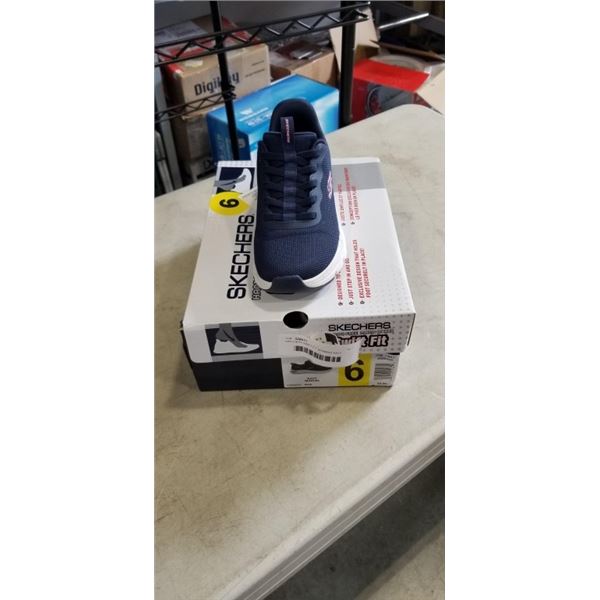 AS NEW SKECHERS SWIFT FIT WOMANS NAVY RUNNING SHOES. SIZE 6 US