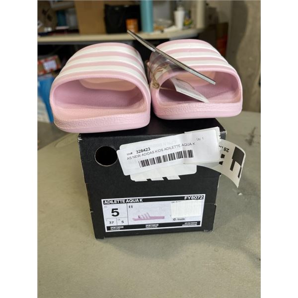 AS NEW ADIDAS KIDS ADILETTE AQUA K SANDLES. SIZE 5 US
