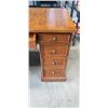 Image 2 : 9 DRAWER OAK DOUBLE PEDESTAL DESK