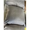Image 3 : 3 19" x 19" WOOL FILLED THROW PILLOWS