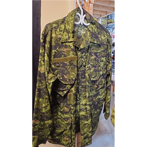 Canadian Forces CADPAT TW Combat Shirt and Pants Set, Size 7042