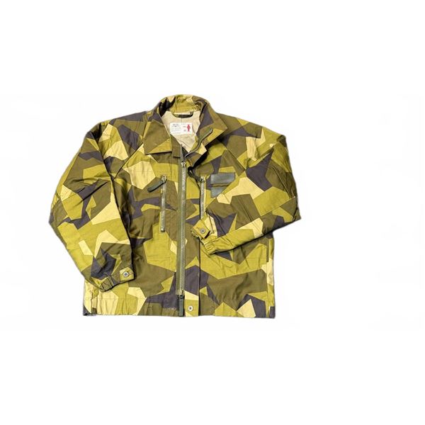 Swedish M90 Camo Field Jacket Size 180/95 with Velcro and Zipper Closures