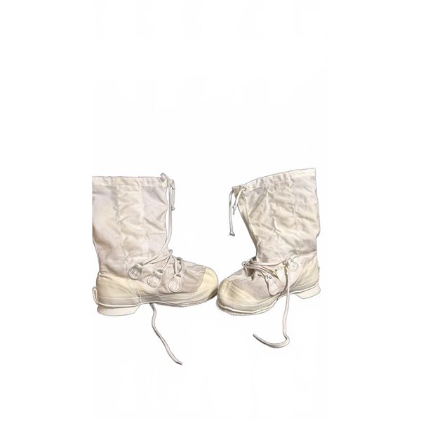 Military White Cold Weather Boots Size Medium 10, NSN 8430-21-104-6016