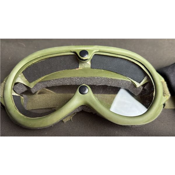 Military Goggle Set with Neutral Gray Plastic Lens and Black Cloth Sleeve