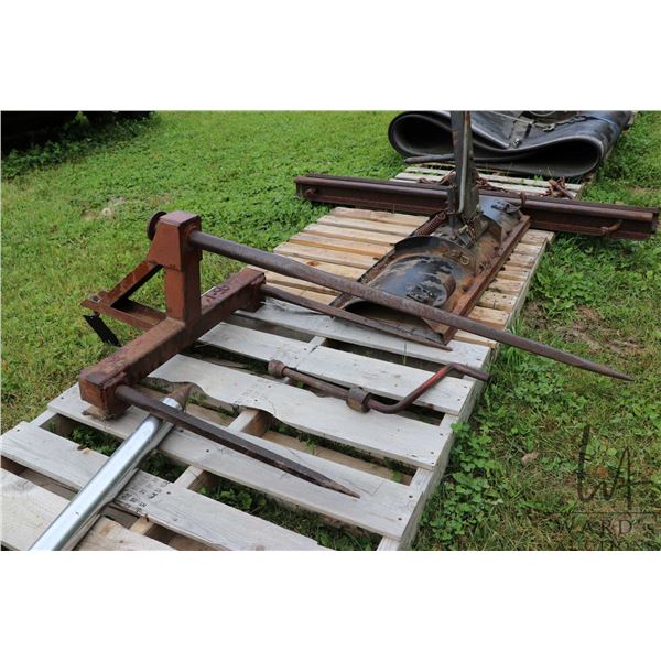 Bucket mounted HiQual bale spear