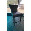 Image 4 : 3' ROUND CHROME CHECKER TOP BAR HEIGHT TABLE WITH 3 LEATHER BAR HEIGHT DINING CHAIRS